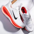 NIKE VOMERO PLUS - ORANGE