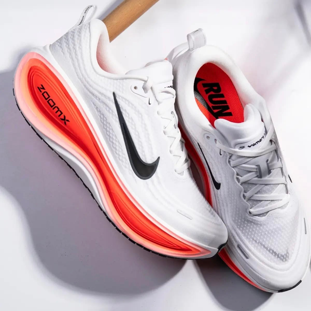 NIKE VOMERO PLUS - ORANGE