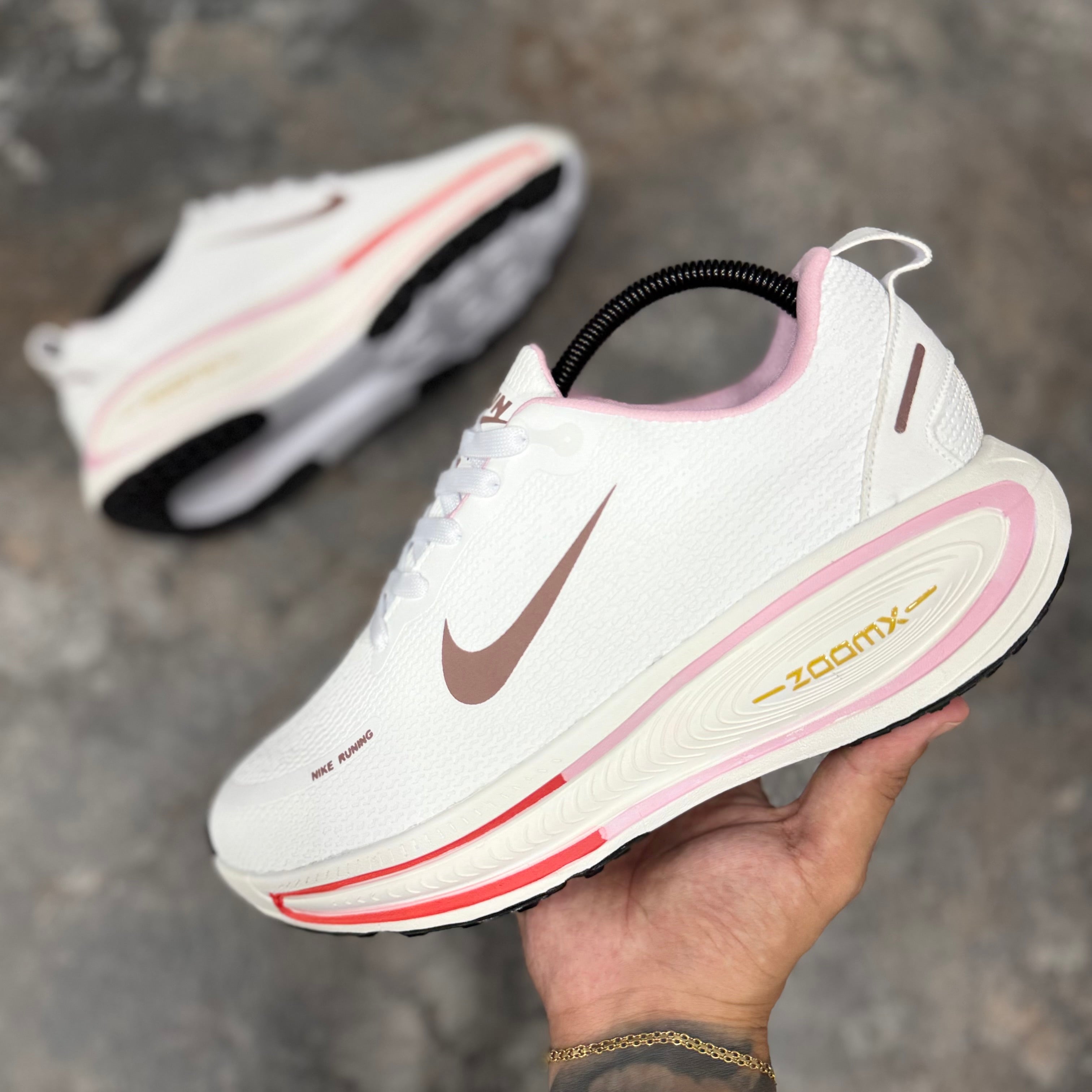 NIKE VOMERO 18 - DAMA