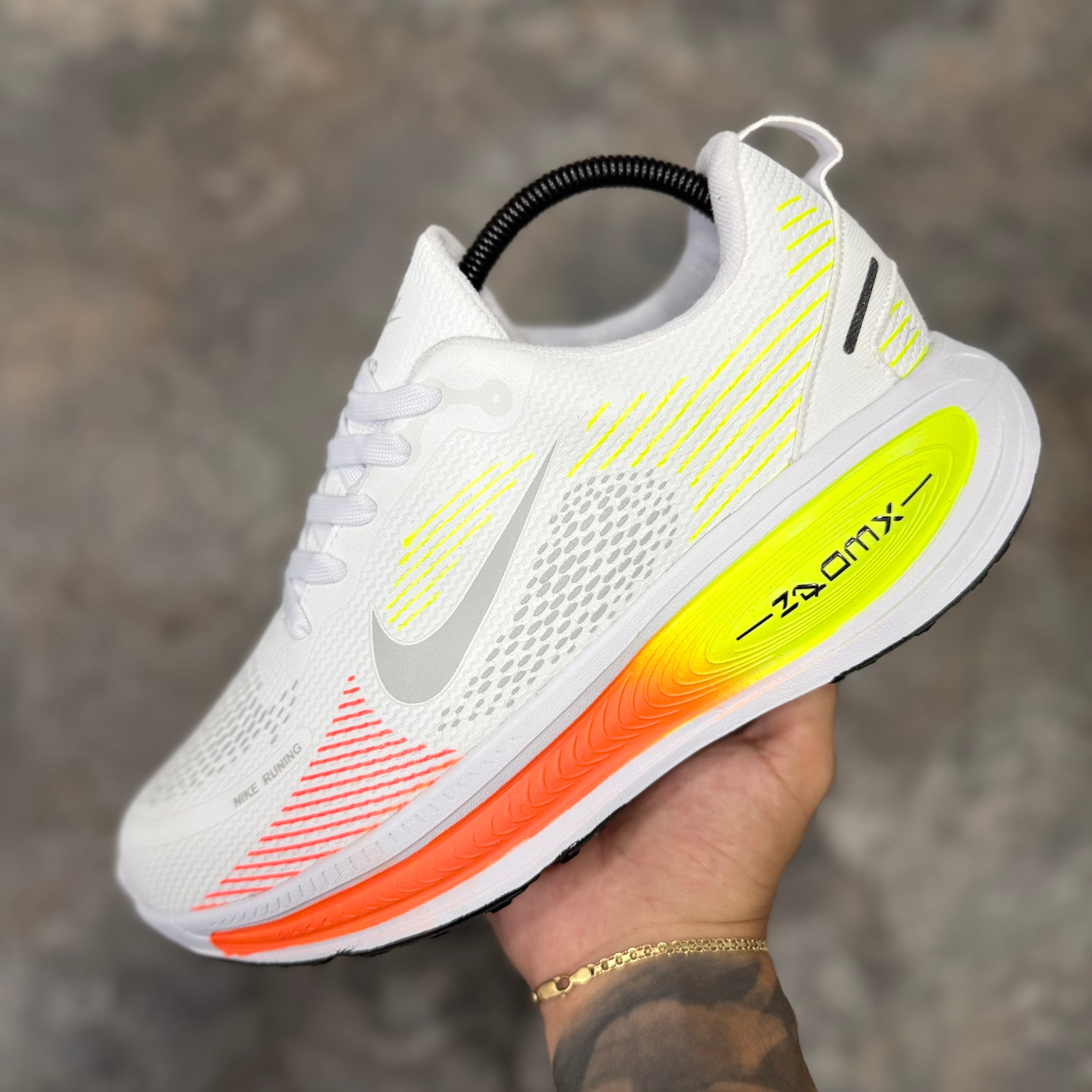 NIKE VOMERO 18