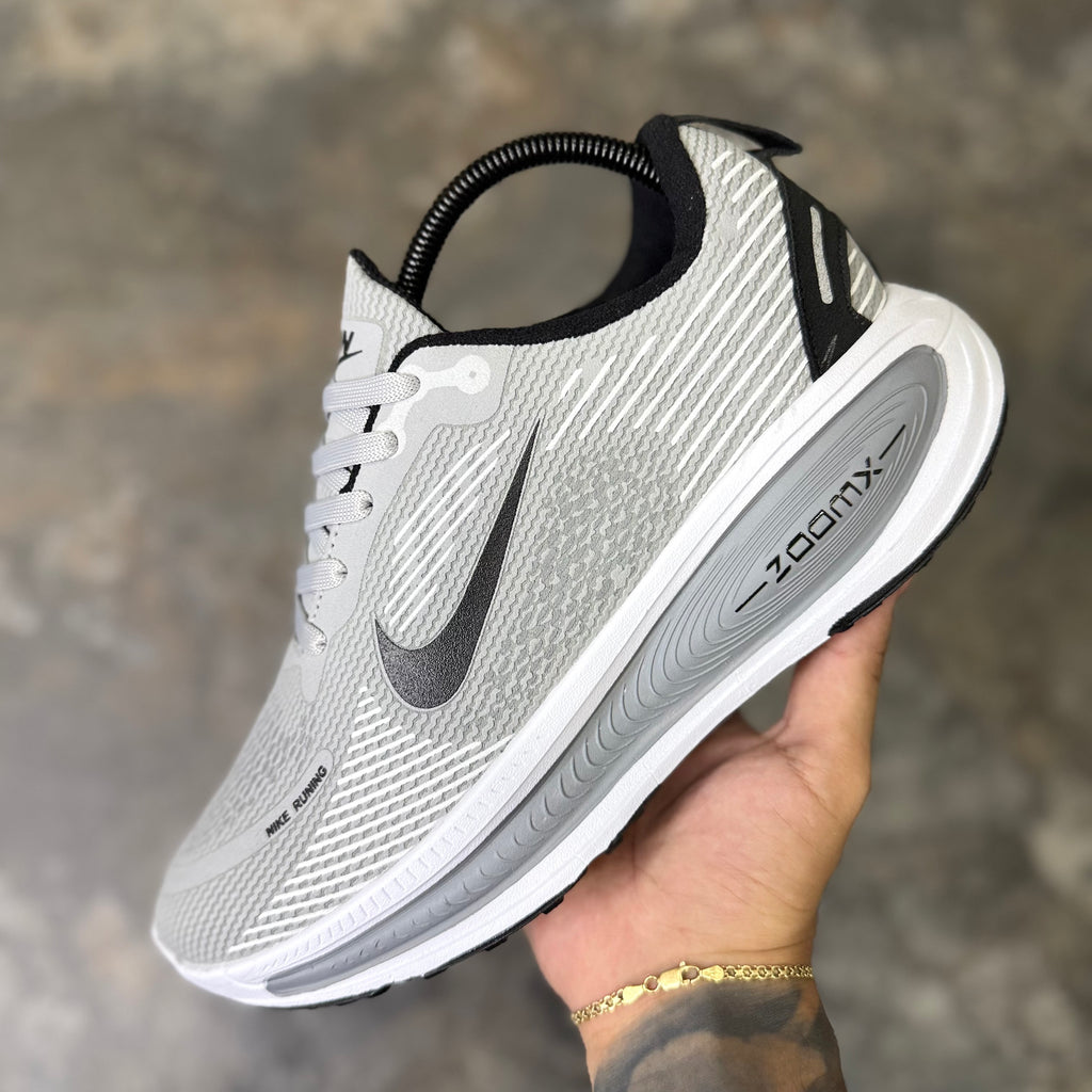 NIKE VOMERO 18