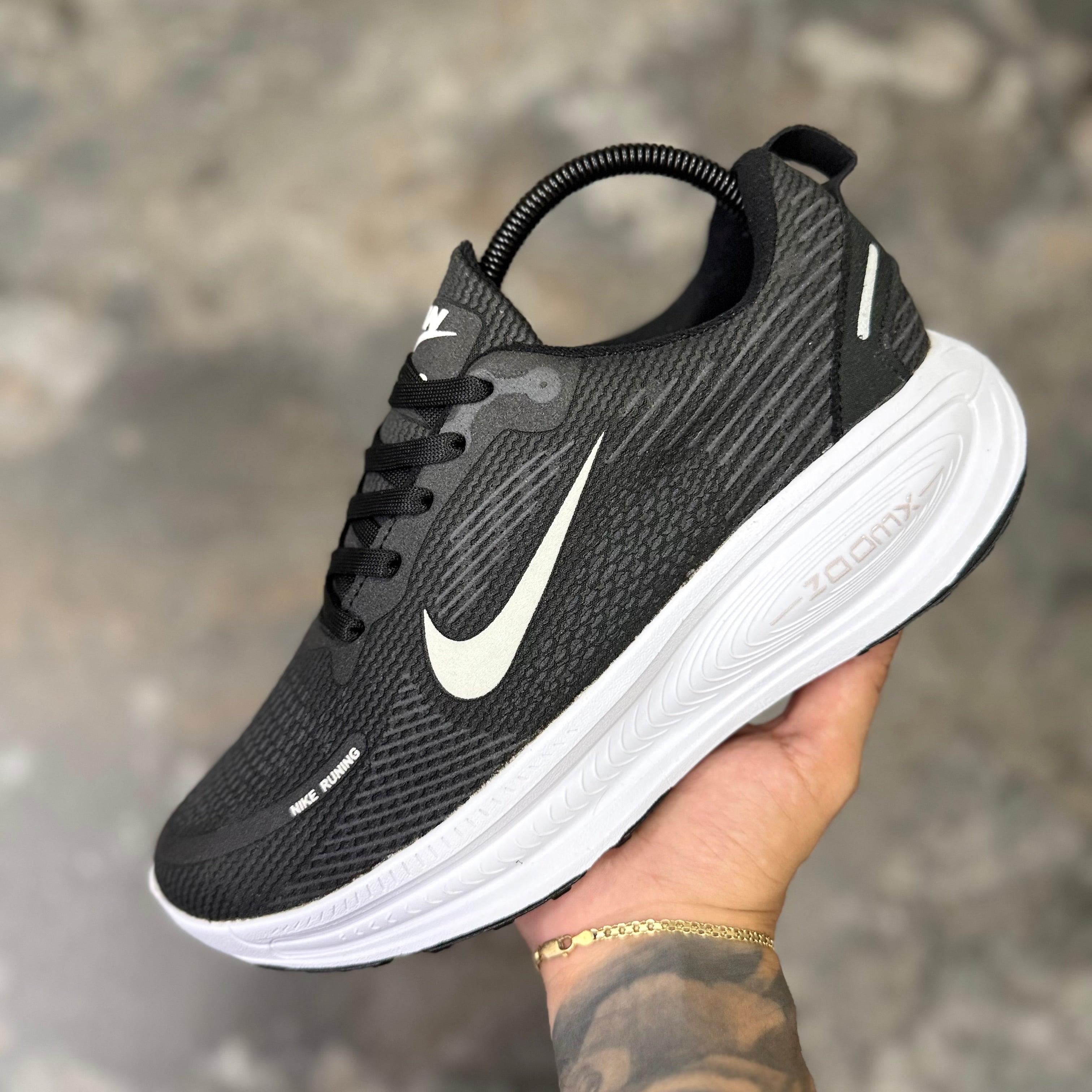 NIKE VOMERO 18 - NEGRO