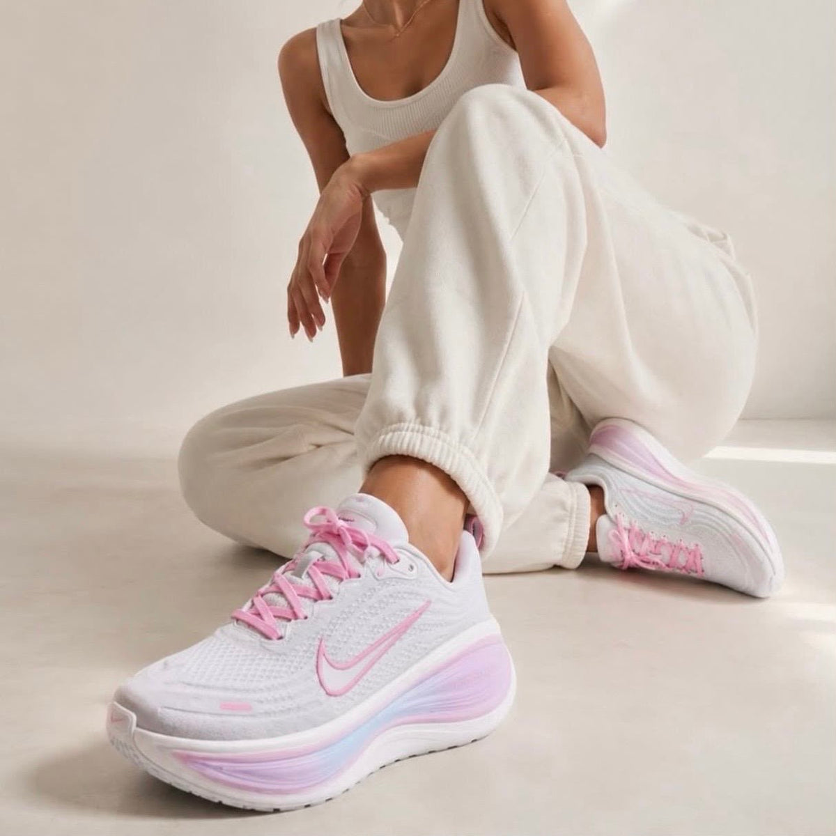 NIKE VOMERO PLUS - ROSA