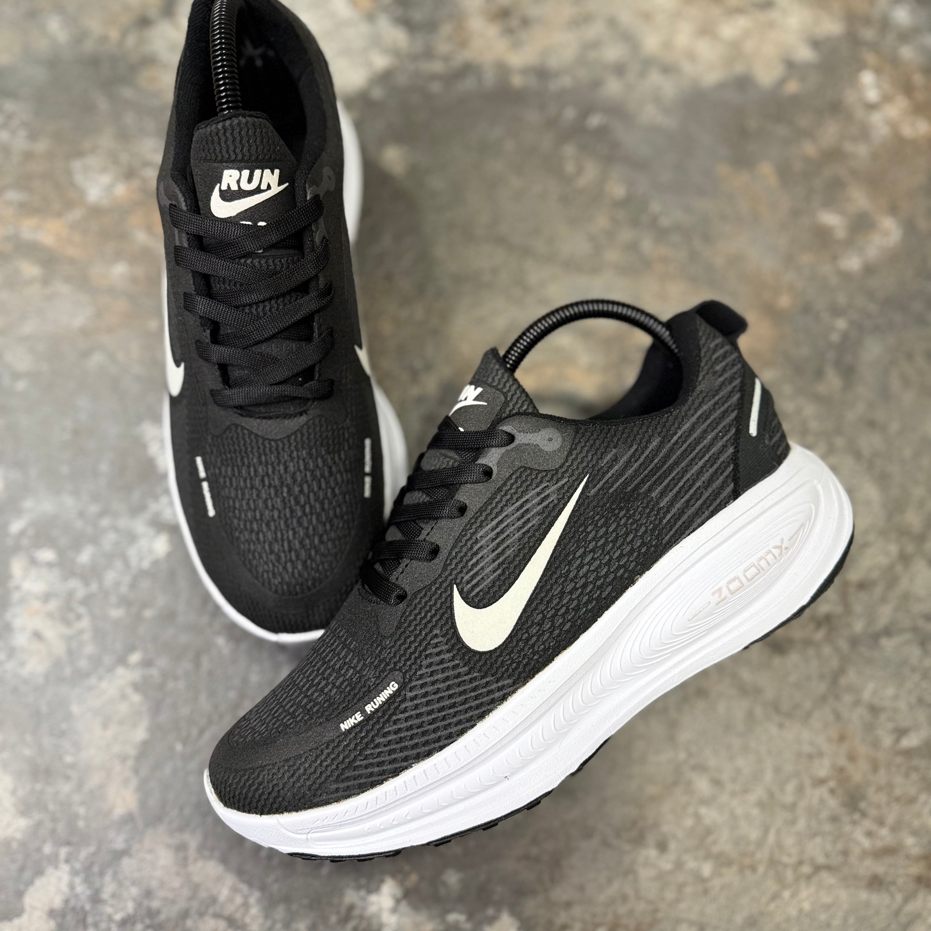 NIKE VOMERO 18 - NEGRO