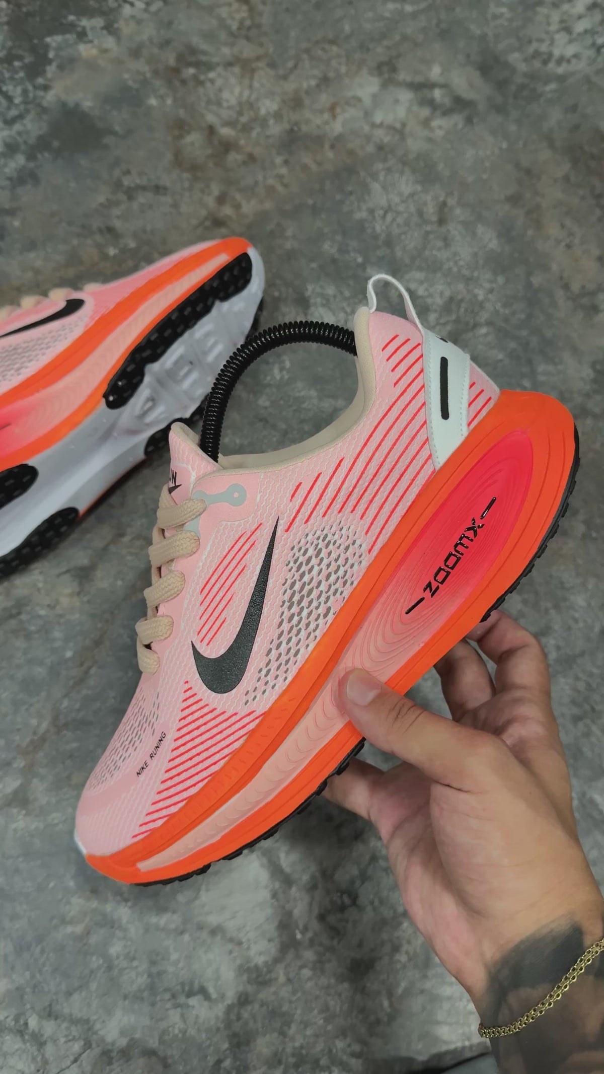 NIKE VOMERO 18 - DAMA